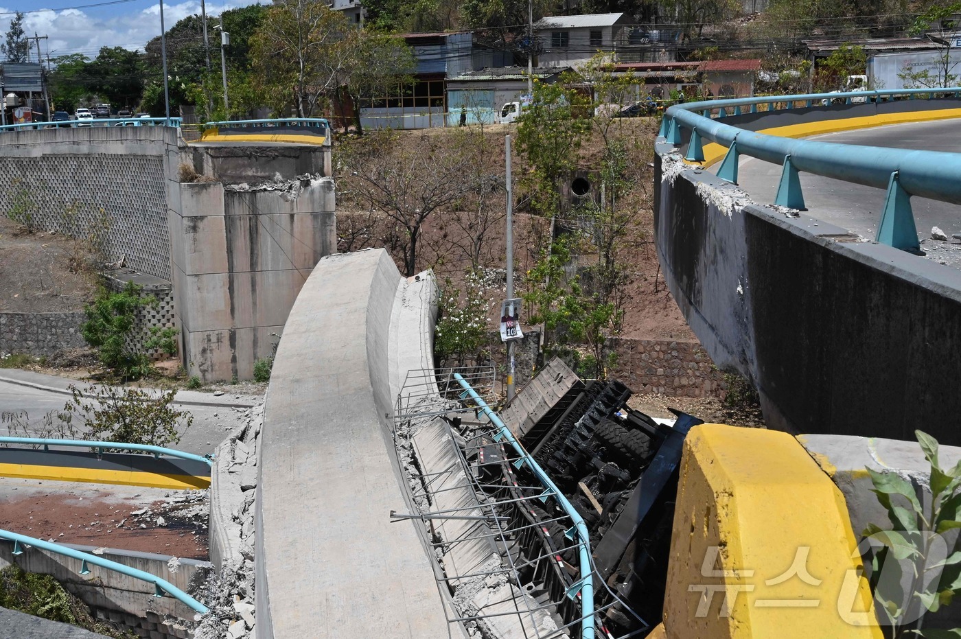 (테구시갈파 AFP=뉴스1) 우동명 기자 = 5일 (현지시간) 온두라스 테구시갈파에서 붕괴돼 잘려진 육교가 보인다. 2025.04.06ⓒ AFP=뉴스1