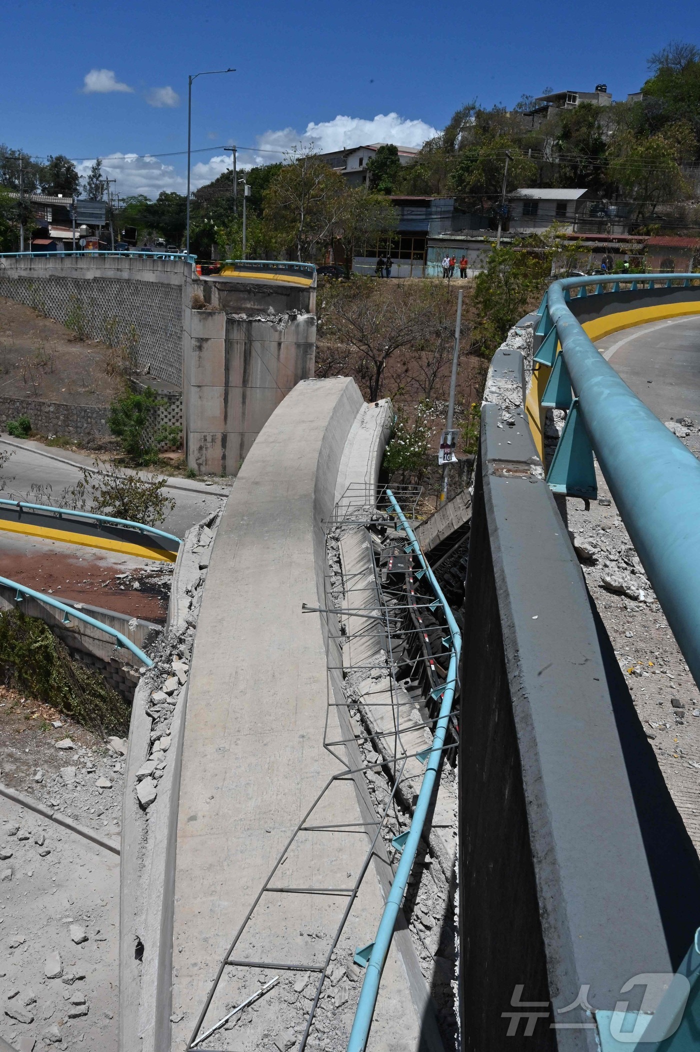 (테구시갈파 AFP=뉴스1) 우동명 기자 = 5일 (현지시간) 온두라스 테구시갈파에서 붕괴돼 잘려진 육교가 보인다. 2025.04.06ⓒ AFP=뉴스1