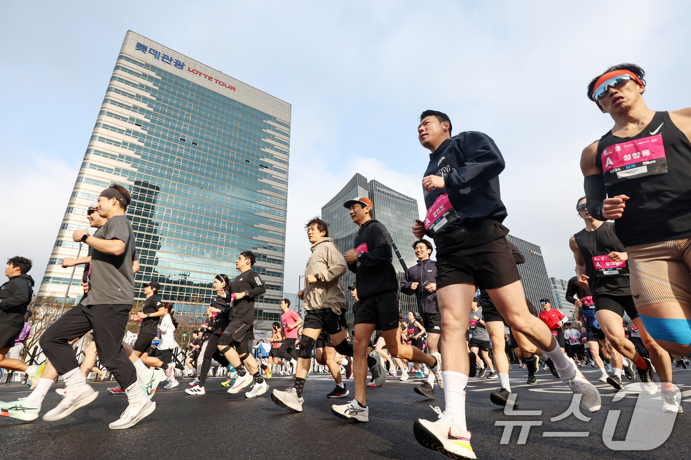 (서울=뉴스1) 민경석 기자 = 6일 오전 서울 종로구 광화문광장에서 열린 '2025 더 레이스 서울 21K'에 참가한 시민들이 힘차게 출발하고 있다. 2025.4.6/뉴스1