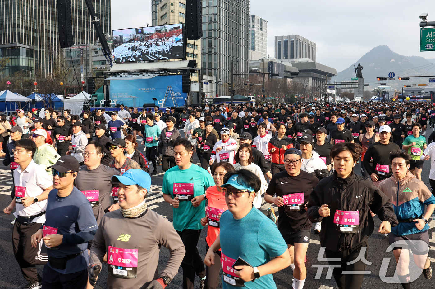 (서울=뉴스1) 민경석 기자 = 6일 오전 서울 종로구 광화문광장에서 열린 '2025 더 레이스 서울 21K'에 참가한 시민들이 힘차게 출발하고 있다. 2025.4.6/뉴스1