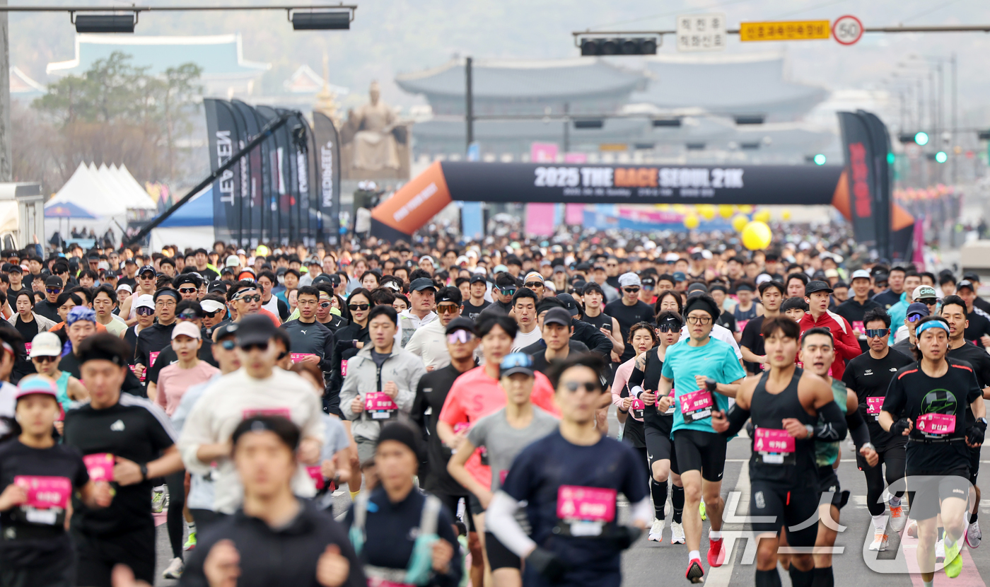 (서울=뉴스1) 민경석 기자 = 6일 오전 서울 종로구 광화문광장에서 열린 '2025 더 레이스 서울 21K'에 참가한 시민들이 힘차게 출발하고 있다. 2025.4.6/뉴스1