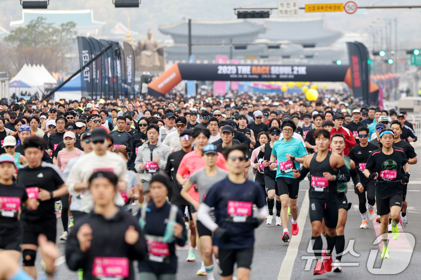 (서울=뉴스1) 민경석 기자 = 6일 오전 서울 종로구 광화문광장에서 열린 '2025 더 레이스 서울 21K'에 참가한 시민들이 힘차게 출발하고 있다. 2025.4.6/뉴스1