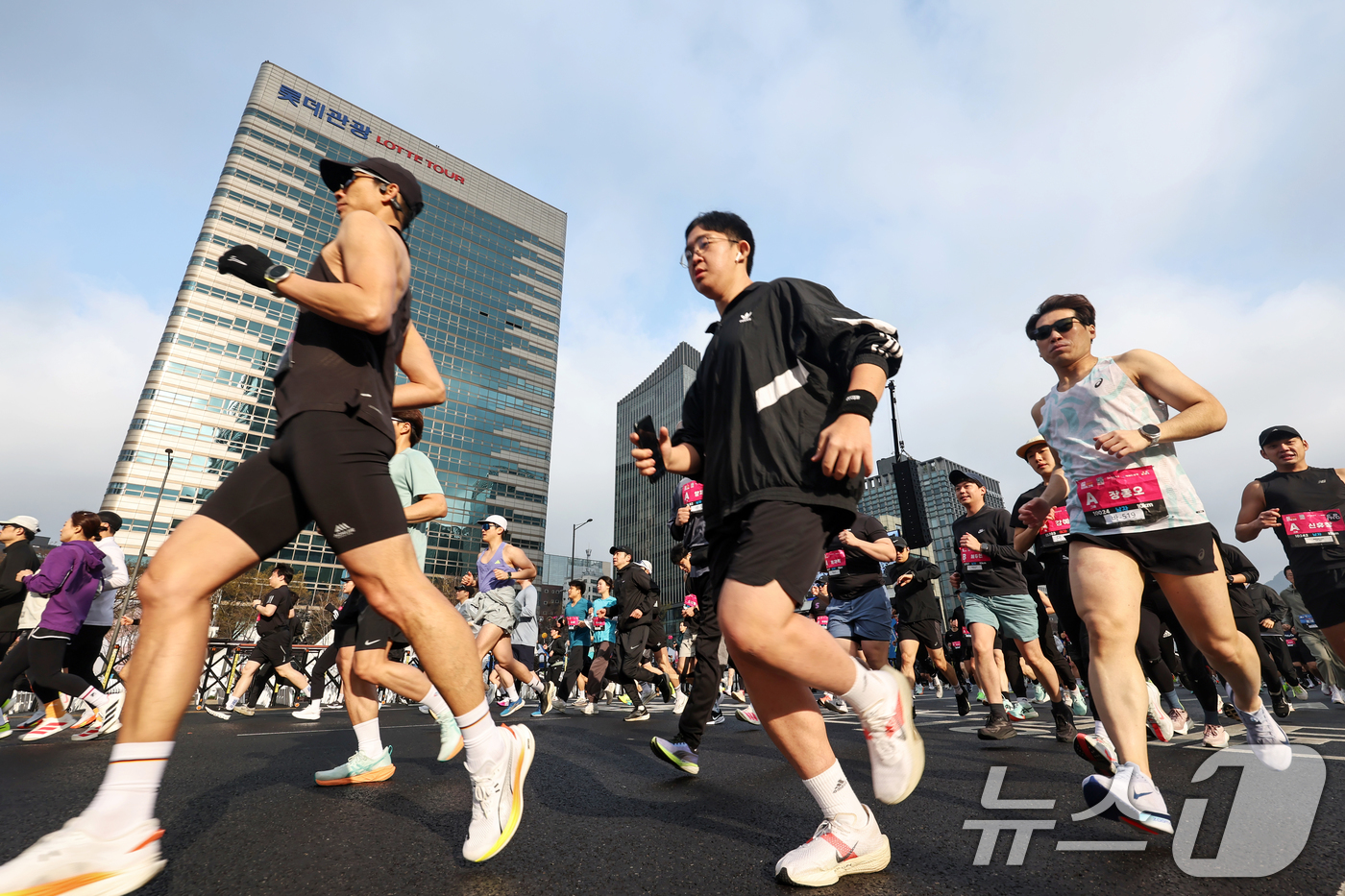 (서울=뉴스1) 민경석 기자 = 6일 오전 서울 종로구 광화문광장에서 열린 '2025 더 레이스 서울 21K'에 참가한 시민들이 힘차게 출발하고 있다. 2025.4.6/뉴스1