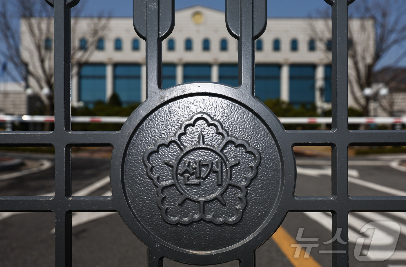 (과천=뉴스1) 김도우 기자 = 중앙선거관리위원회는 헌법재판소가 윤석열 대통령의 파면을 만장일치로 결정한 지난 4일 당일부터 제21대 대통령선거 예비후보자 등록을 시작했다.사진은 …