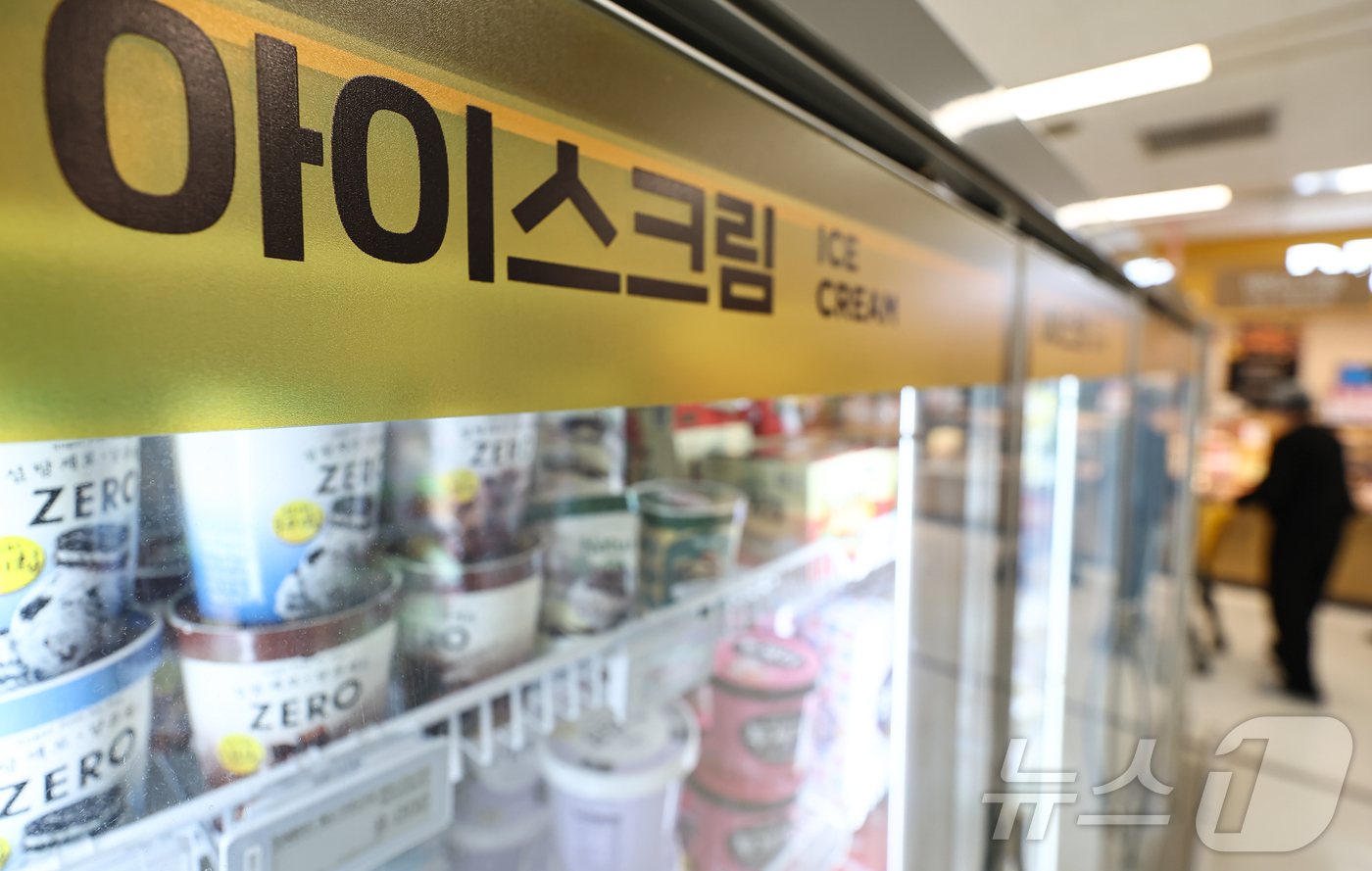 (서울=뉴스1) 김도우 기자 = 6일 서울 시내 한 대형마트에 시민들이 장을 보고 있다.가공식품과 외식 물가 상승세로 전체 소비자 물가를 끌어올리고 있다.통계청이 발표한 지난달 소 …