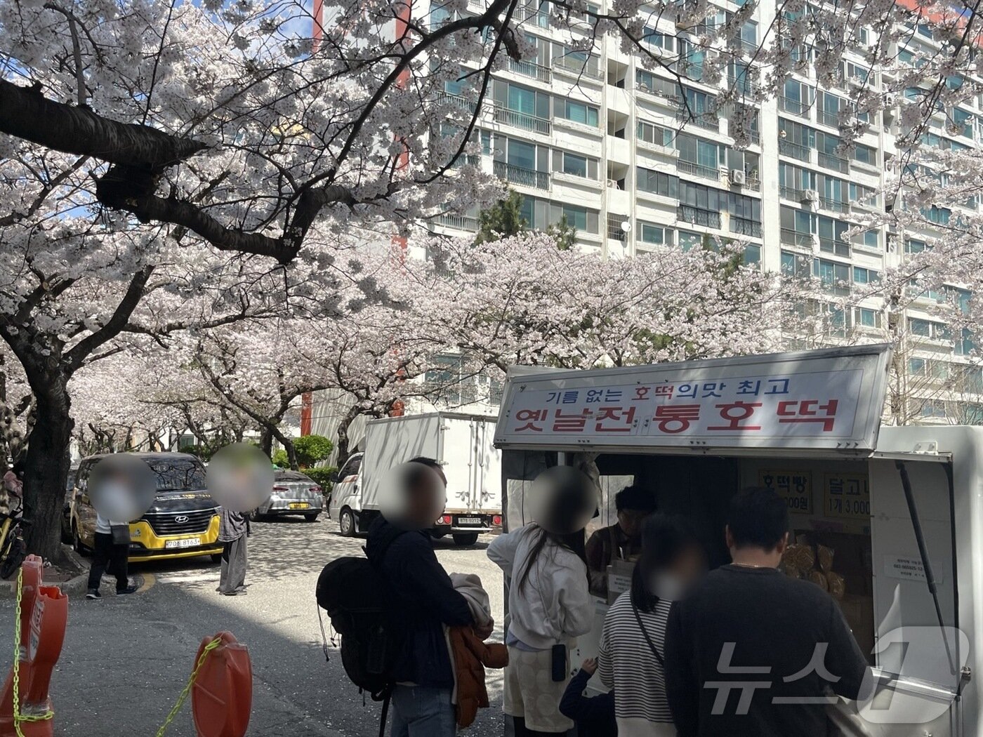 본문 이미지 - 6일 오후 부산 수영구 남천동 삼익비치 아파트 단지 내에 들어선 호떡 트럭 앞에 사람들이 서 있다.2025.4.6/뉴스1 ⓒ News1 장광일 기자
