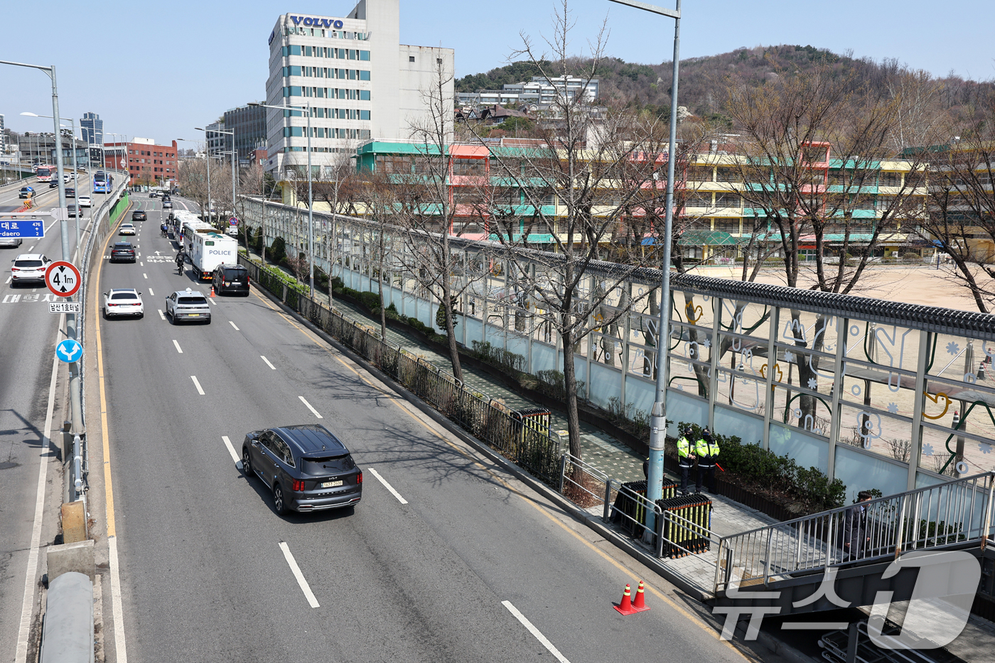 (서울=뉴스1) 민경석 기자 = 윤석열 전 대통령 탄핵 사흘째를 맞는 6일 서울 용산구 대통령 관저 앞 한남대로가 벽을 이루던 경찰 버스가 대부분 철수한 상태를 나타내고 있다.윤 …