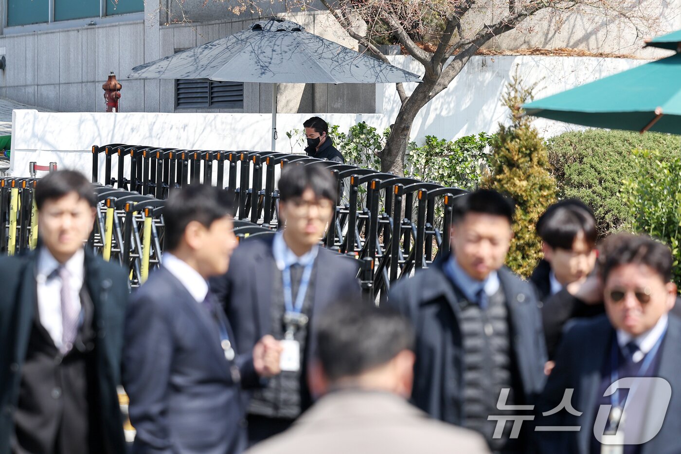 본문 이미지 - 윤석열 전 대통령 탄핵 사흘째를 맞는 6일 서울 용산구 대통령 관저 앞에서 경찰 관계자들이 경계 근무를 하고 있다. 2025.4.6/뉴스1 ⓒ News1 민경석 기자