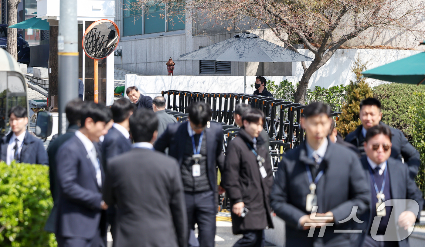 (서울=뉴스1) 민경석 기자 = 윤석열 전 대통령 탄핵 사흘째를 맞는 6일 서울 용산구 대통령 관저 앞에서 경찰 관계자들이 경계 근무를 하고 있다.윤 전 대통령은 이르면 이달 중순 …