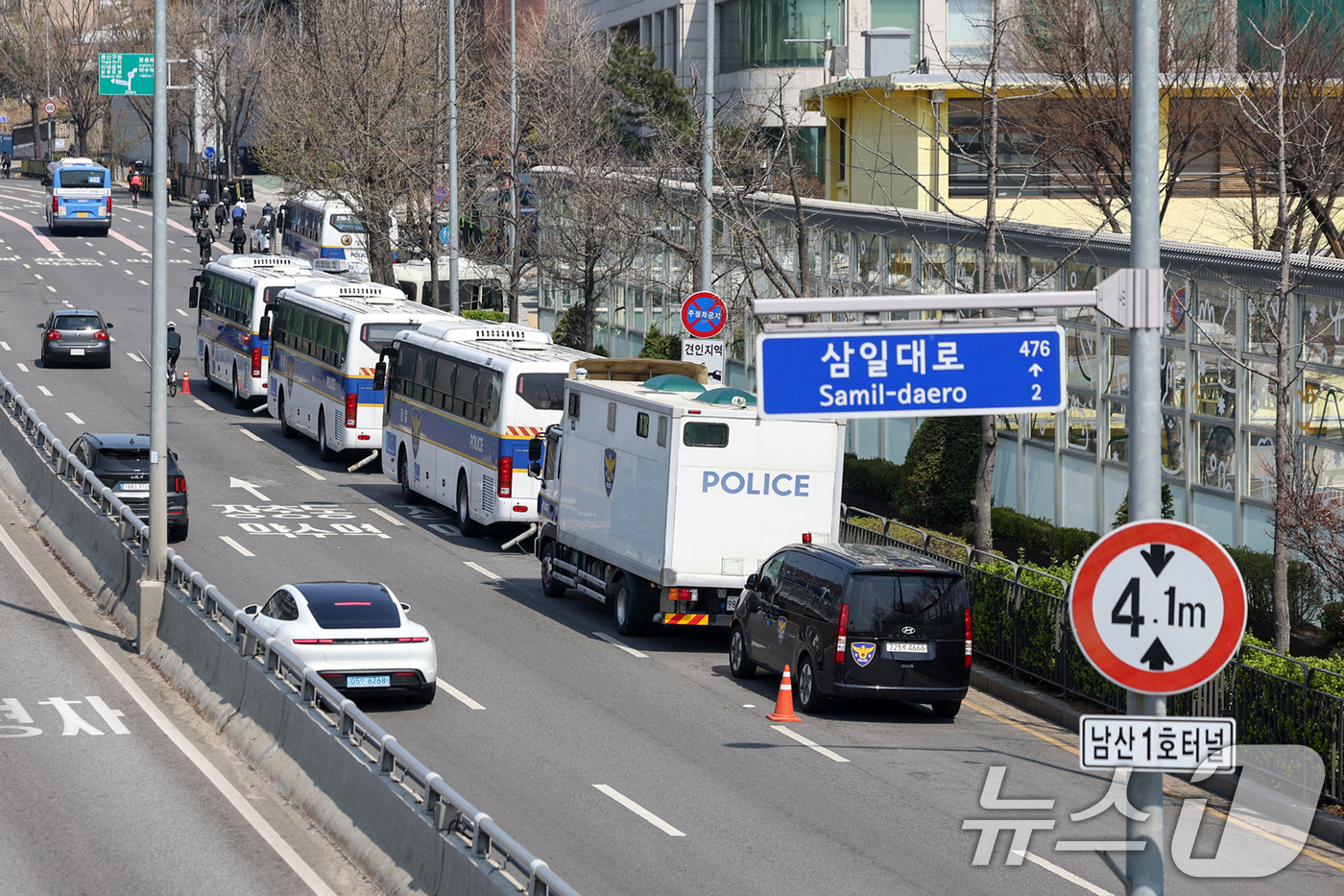 (서울=뉴스1) 민경석 기자 = 윤석열 전 대통령 탄핵 사흘째를 맞는 6일 서울 용산구 대통령 관저 앞 한남대로가 벽을 이루던 경찰 버스가 대부분 철수한 상태를 나타내고 있다.윤 …