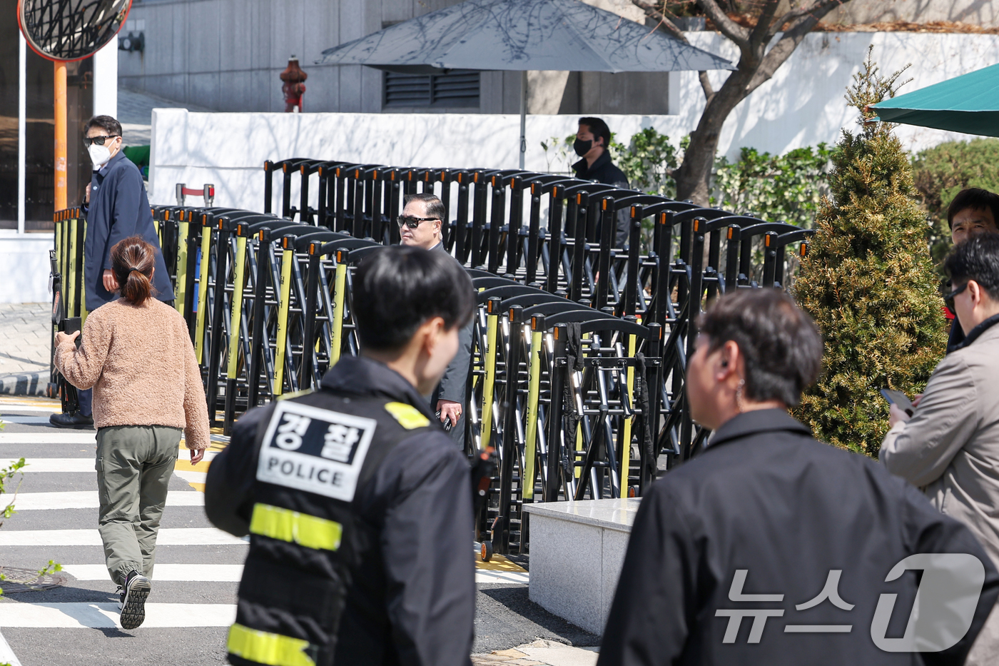 (서울=뉴스1) 민경석 기자 = 윤석열 전 대통령 탄핵 사흘째를 맞는 6일 서울 용산구 대통령 관저 앞에서 경찰 관계자들이 경계 근무를 하고 있다.윤 전 대통령은 이르면 이달 중순 …