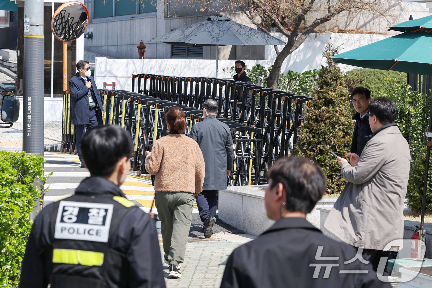 (서울=뉴스1) 민경석 기자 = 윤석열 전 대통령 탄핵 사흘째를 맞는 6일 서울 용산구 대통령 관저 앞에서 경찰 관계자들이 경계 근무를 하고 있다.윤 전 대통령은 이르면 이달 중순 …