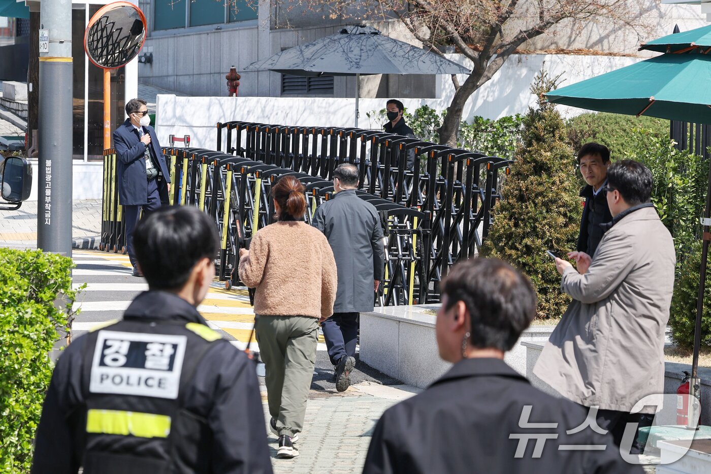 본문 이미지 - 윤석열 전 대통령 탄핵 사흘째를 맞는 6일 서울 용산구 대통령 관저 앞에서 경찰 관계자들이 경계 근무를 하고 있다. 2025.4.6/뉴스1 ⓒ News1 민경석 기자