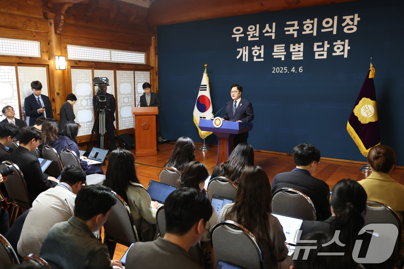 (서울=뉴스1) 이광호 기자 = 우원식 국회의장이 6일 오후 서울 여의도 국회 사랑재에서 개헌 관련 기자회견을 하고 있다. 2025.4.6/뉴스1