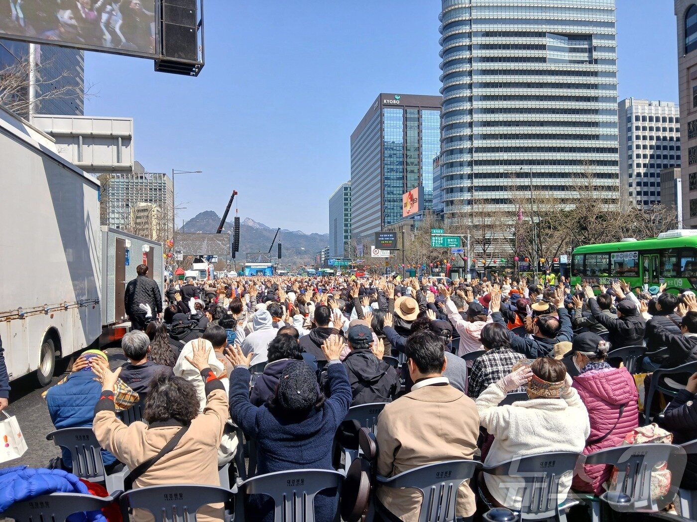 본문 이미지 - 6일 오전 전광훈 목사의 사랑제일교회가 서울 종로구 동화면세점 앞에서 예배 집회를 열고 있다. 평소 집회 때와 달리 태극기나 성조기를 든 참가자들은 거의 보이지 않는다. / 뉴스1 이강 기자