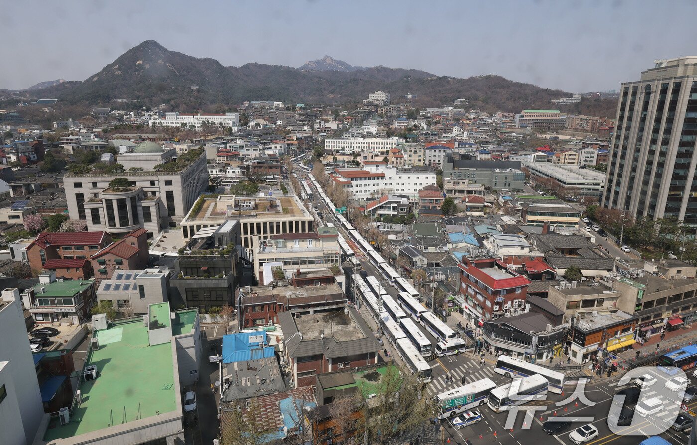 본문 이미지 - 6일 서울 종로구 헌법재판소가 경찰 차벽으로 통제되고 있다. 2025.4.6/뉴스1 ⓒ News1 박세연 기자