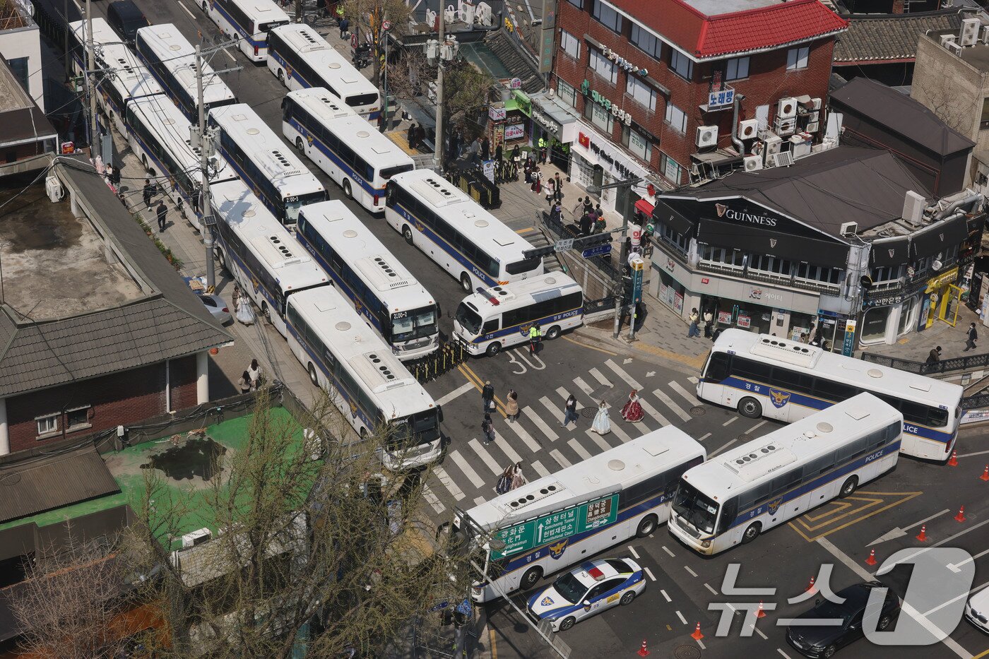 본문 이미지 - 6일 서울 종로구 헌법재판소 인근 안국역 사거리가 경찰 차벽으로 통제되고 있다. 2025.4.6/뉴스1 ⓒ News1 박세연 기자