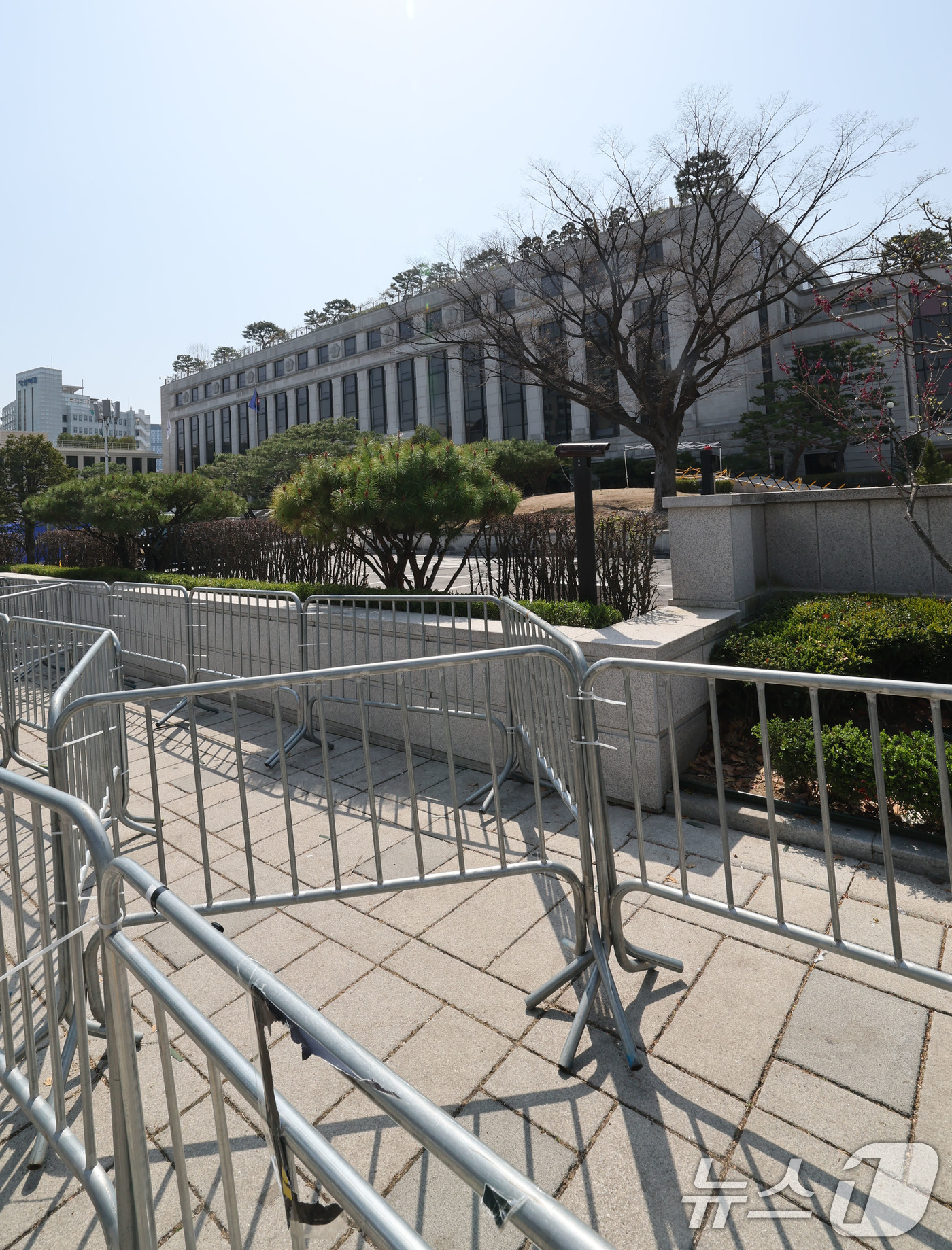 (서울=뉴스1) 박세연 기자 = 6일 서울 종로구 헌법재판소앞의 윤 전 대통령 지지자들이 보낸 화환들이 치워져있다. 지난 4일 헌법재판소에서 열린 탄핵심판 선고에서 헌법재판관 전원 …