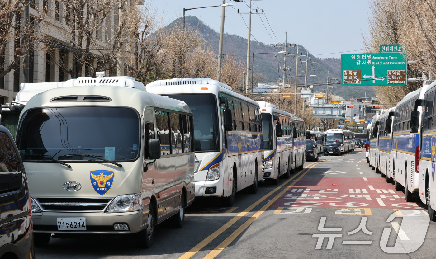 (서울=뉴스1) 박세연 기자 = 6일 서울 종로구 헌법재판소가 경찰 차벽으로 통제되고 있다.지난 4일 헌법재판소에서 열린 탄핵심판 선고에서 헌법재판관 전원일치로 윤석열 전 대통령은 …