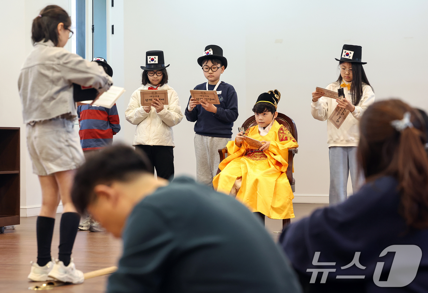 (서울=뉴스1) 민경석 기자 = 6일 오후 서울 중구 덕수궁 돈덕전에서 '석조전에서 만난 세계' 프로그램에 참여한어린이 들이 '대한제국 황제 접견례' 체험을 하고 있다.이번 행사는 …