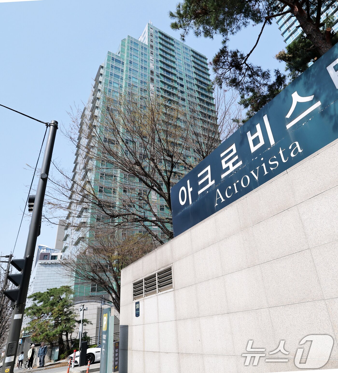 본문 이미지 - 윤석열 전 대통령에 대한 헌법재판소의 파면 결정 사흘째를 맞은 6일 윤 전 대통령의 한남동 관저 퇴거 시점에 관심이 쏠리고 있다. 사진은 윤석열 전 대통령 부부가 머물던 서울 서초구 아크로비스타 모습. 2025.4.6/뉴스1 ⓒ News1 오대일 기자