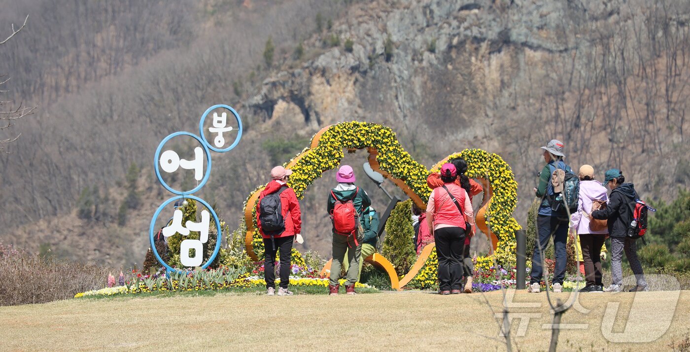 본문 이미지 - 6일 전북자치도 임실군 붕어섬에서 '옥정호 벚꽃축제'가 열리고 있는 가운데 포토존에서 관광객들이 기념촬영을 하고 있다.(임실군제공. 재판매 및 DB금지)2025.4.6/뉴스1 ⓒ News1 김동규 기자