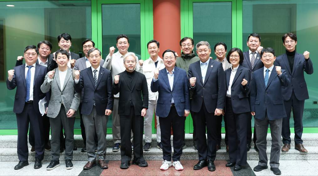 (마드리드(스페인)=뉴스1) 김기태 기자 = 이장우 대전시장이 4일 오전(현지시간) 스페인 마드리드 주스페인 한국대사관에서 경제사절단과 함께 코트라(KOTRA) 투자설명회에 참석해 …