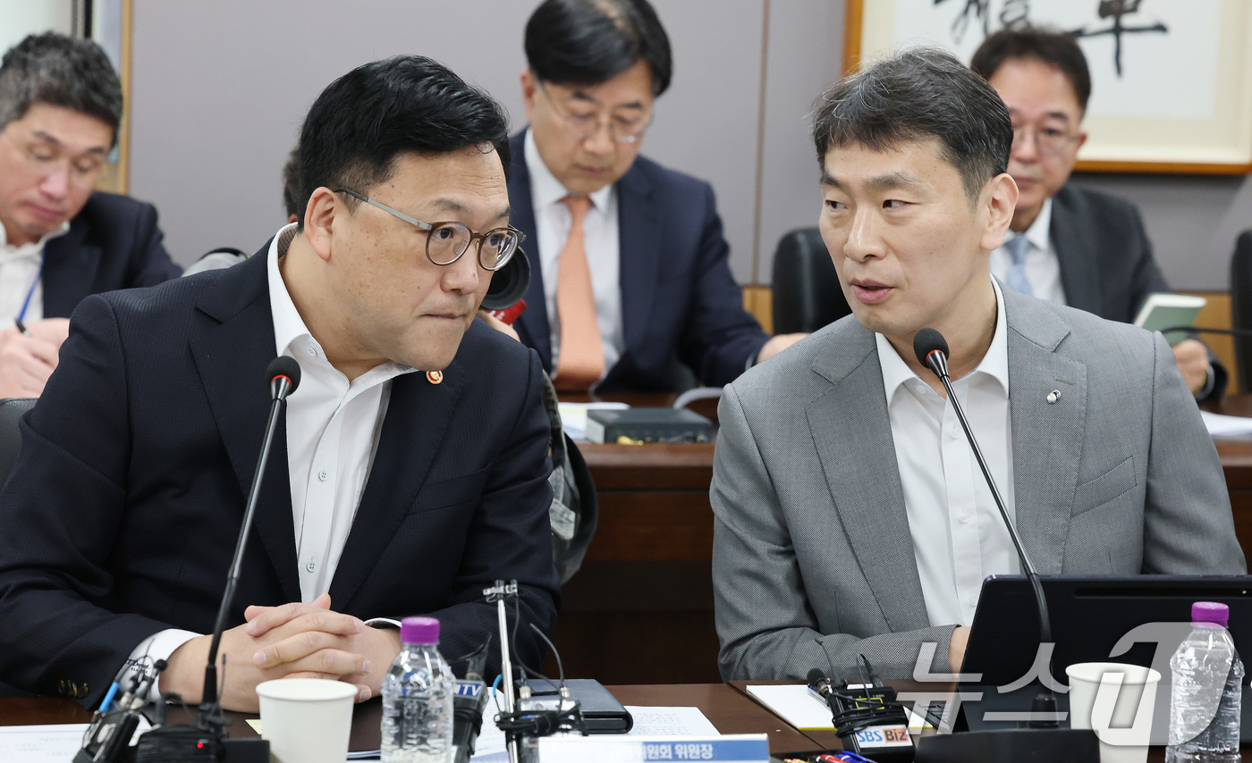 (서울=뉴스1) 임세영 기자 = 김병환 금융위윈회 위원장(왼쪽)과 이복현 금융감독원장이 7일 오전 서울 종로구 정부서울청사에서 열린 금융상황 점검회의에서 대화를 나누고 있다. 20 …