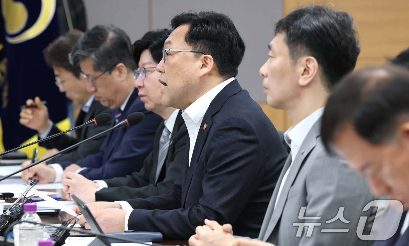 (서울=뉴스1) 임세영 기자 = 김병환 금융위윈회 위원장이 7일 오전 서울 종로구 정부서울청사에서 열린 금융상황 점검회의에서 모두발언을 하고 있다. 2025.4.7/뉴스1