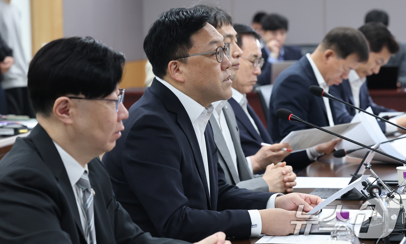 (서울=뉴스1) 임세영 기자 = 김병환 금융위윈회 위원장이 7일 오전 서울 종로구 정부서울청사에서 열린 금융상황 점검회의에서 모두발언을 하고 있다. 2025.4.7/뉴스1