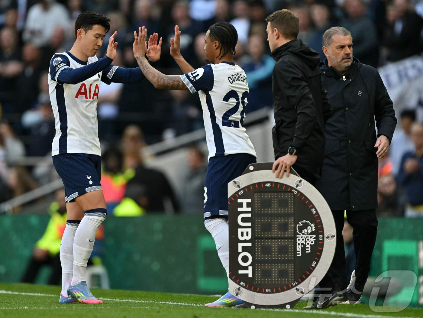 (런던 AFP=뉴스1) 우동명 기자 = 토트넘의 손흥민이 6일(현지시간) 영국 런던의 토트넘 홋스퍼 스타디움에서 열린 EPL 사우샘프턴과 경기 중 윌슨 오도베르와 교체되며 하이 파 …