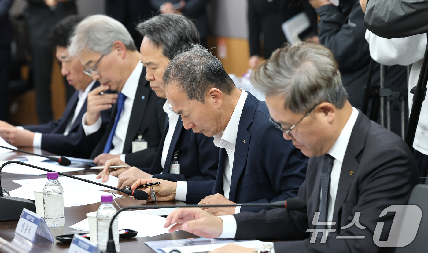 (서울=뉴스1) 임세영 기자 = 함영주 하나금융지주 회장, 임종룡 우리금융지주 회장 등이 7일 오전 서울 종로구 정부서울청사에서 열린 금융상황 점검회의에 참석해 자리하고 있다.왼쪽 …