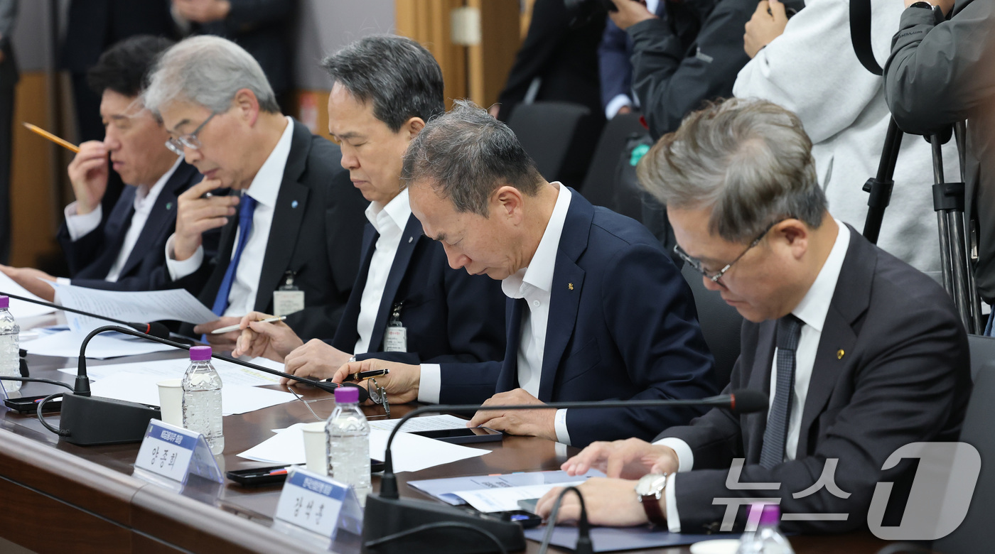(서울=뉴스1) 임세영 기자 = 함영주 하나금융지주 회장, 임종룡 우리금융지주 회장 등이 7일 오전 서울 종로구 정부서울청사에서 열린 금융상황 점검회의에 참석해 자리하고 있다.왼쪽 …