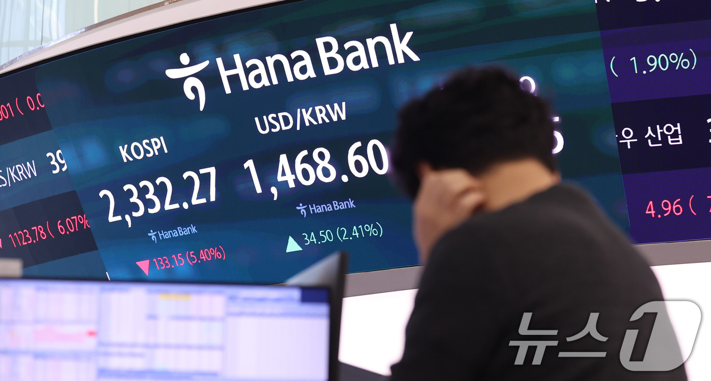 (서울=뉴스1) 박지혜 기자 = 코스피 지수가 장중 2400대 아래로 떨어진 7일 서울 중구 하나은행 본점 딜링룸에서 직원들이 업무를 보고 있다.코스피가 장중 2400대 아래로 떨 …