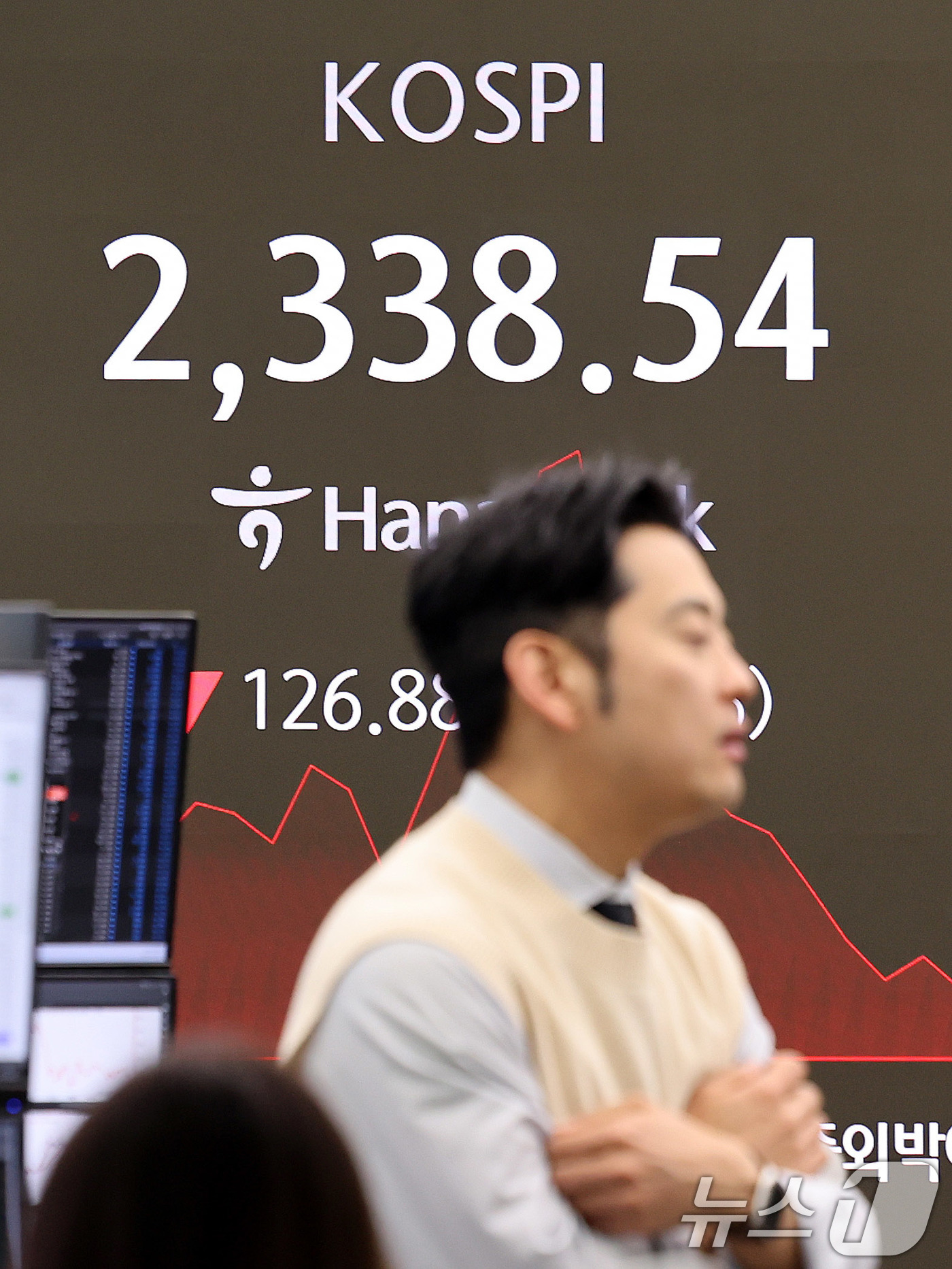 (서울=뉴스1) 박지혜 기자 = 코스피 지수가 장중 2400대 아래로 떨어진 7일 서울 중구 하나은행 본점 딜링룸에서 직원들이 업무를 보고 있다.코스피가 장중 2400대 아래로 떨 …