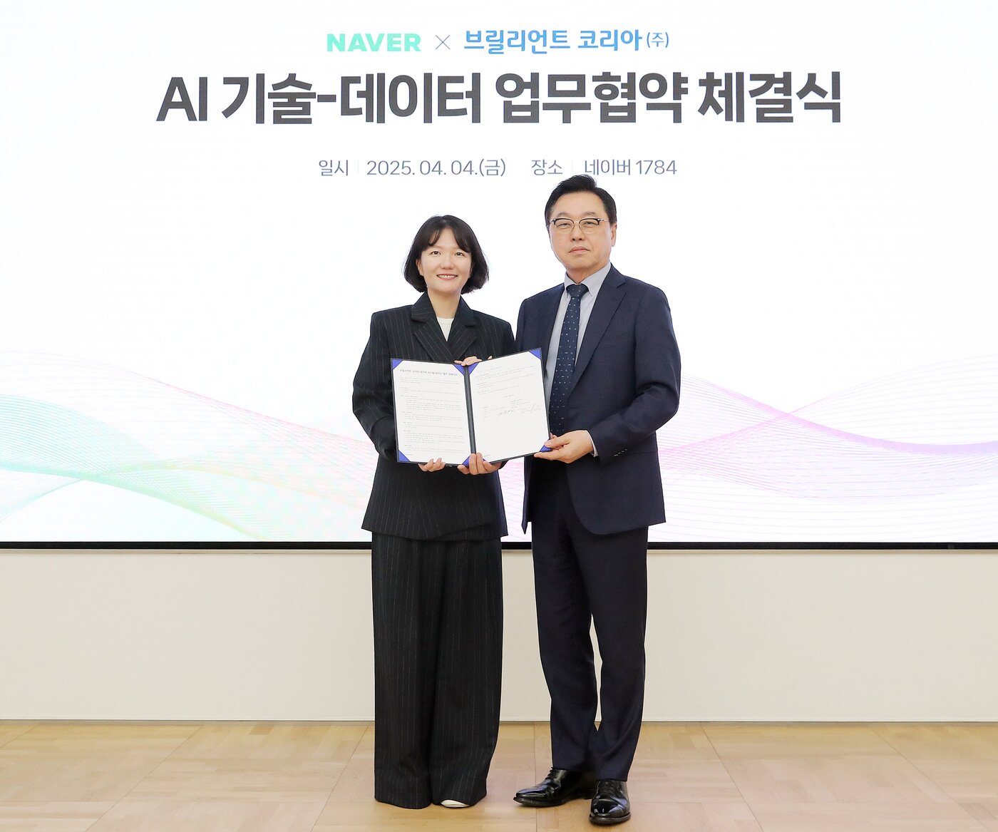 본문 이미지 - 박동원 브릴리언트 코리아 대표(오른쪽), 최수연 네이버 대표가 4일 오후 경기 성남시 분당구 네이버 1784에서 진행된 브릴리언트 코리아-네이버 'AI 기술-데이터 업무협약 체결식'에서 기념 촬영을 하고 있다.