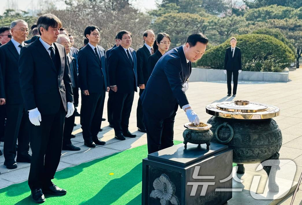 (서울=뉴스1) = 김두관 더불어민주당 전 의원이 7일 오전 대선 출마 선언을 앞두고 서울 동작구 국립서울현충원을 찾아 현충탑에 참배하고 있다.(김두관 캠프 제공, 재판매 및 DB …