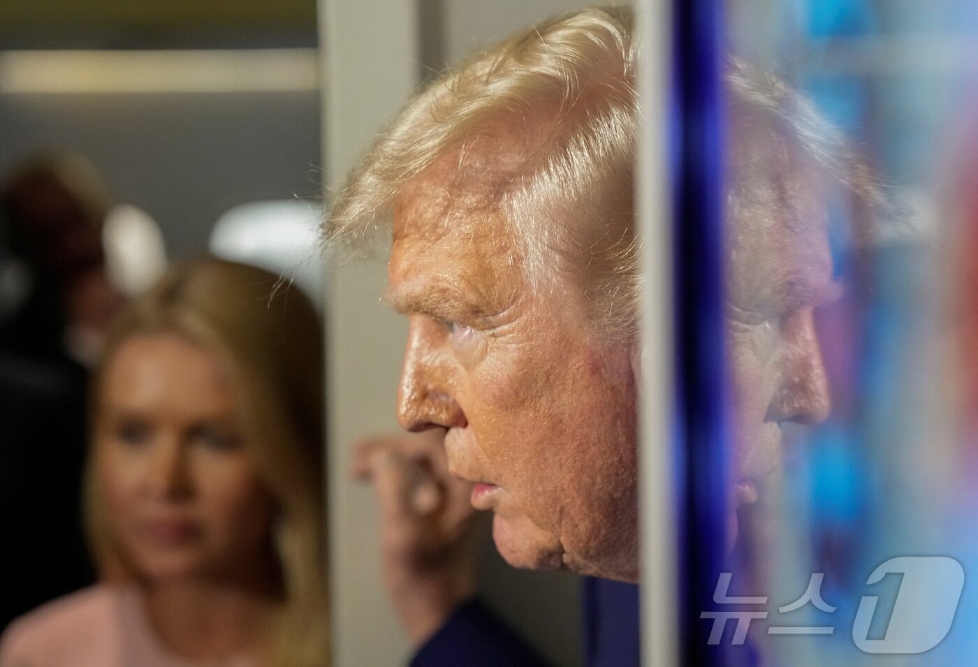 본문 이미지 - 도널드 트럼프 미국 대통령이 6일&#40;현지시간&#41; 미국 메릴랜드주 앤드루스 합동 기지로 이동하는 동안 에어포스원 기내에서 취재진과 질문에 답하고 있다. ⓒ 로이터=뉴스1 ⓒ News1 류정민 특파원