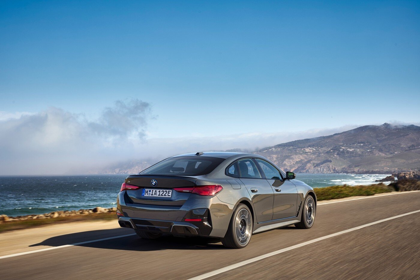 본문 이미지 - 7일 한국 시장에 공식 출시된 BMW 중형 순수 전기 그란 쿠페 '뉴 i4 e드라이브(Drive)40'의 후면·측면 모습(BMW코리아 제공). 2025.04.07.