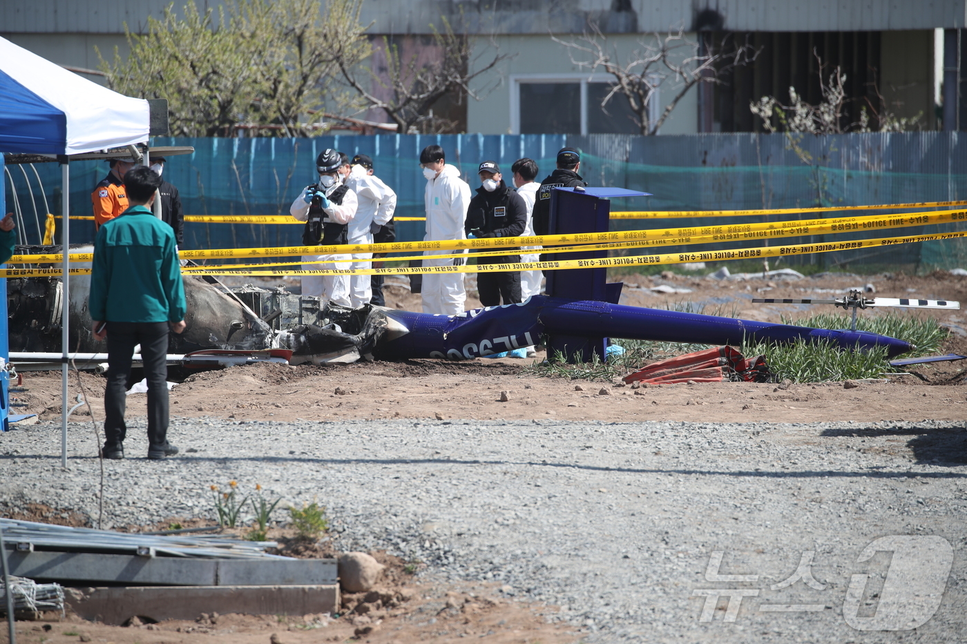 (대구=뉴스1) 공정식 = 7일 대구 북구 서변동 이곡지 인근 야산에서 산불 진화에 투입된 동구 임차 헬기 추락 관련 현장감식이 진행되고 있다. 2025.4.7/뉴스1