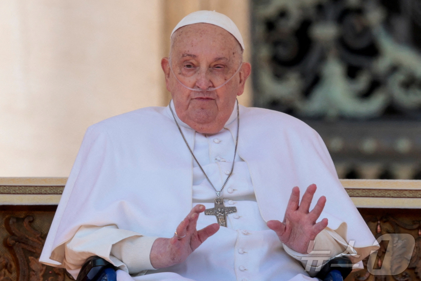 (바티칸 로이터=뉴스1) 우동명 기자 = 프란치스코 교황이 6일(현지시간) 퇴원 2주 만에 휠체어를 타고 호흡용 튜브를 꽂은 채 바티칸의 성 베드로 광장에 깜짝 등장해 "모두에게 …