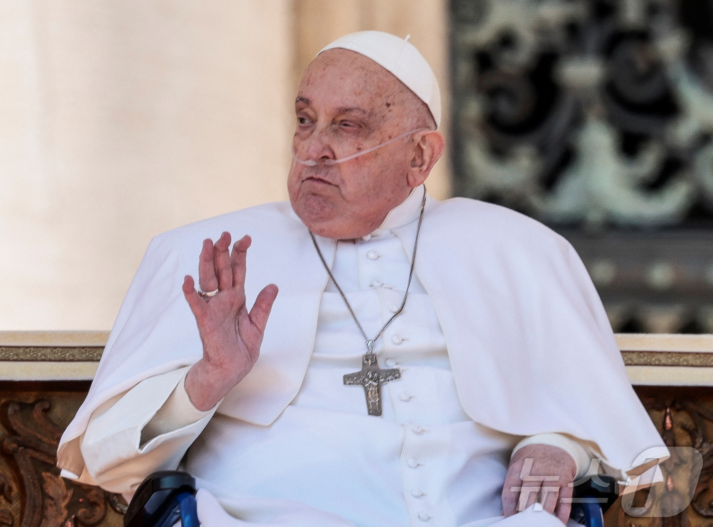 (바티칸 로이터=뉴스1) 우동명 기자 = 프란치스코 교황이 6일(현지시간) 퇴원 2주 만에 휠체어를 타고 호흡용 튜브를 꽂은 채 바티칸의 성 베드로 광장에 깜짝 등장을 하고 있다. …