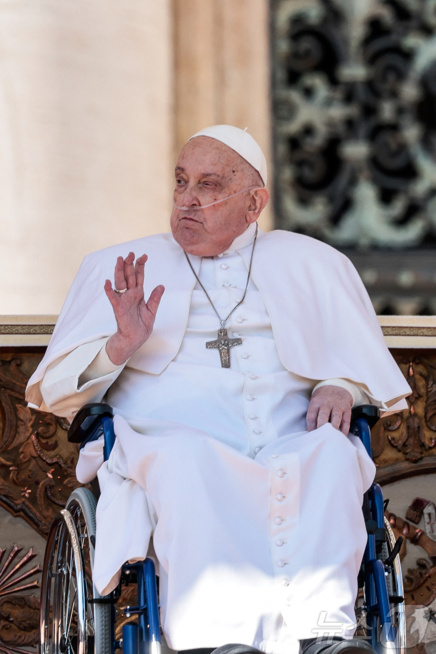 (바티칸 로이터=뉴스1) 우동명 기자 = 프란치스코 교황이 6일(현지시간) 퇴원 2주 만에 휠체어를 타고 호흡용 튜브를 꽂은 채 바티칸의 성 베드로 광장에 깜짝 등장을 하고 있다. …