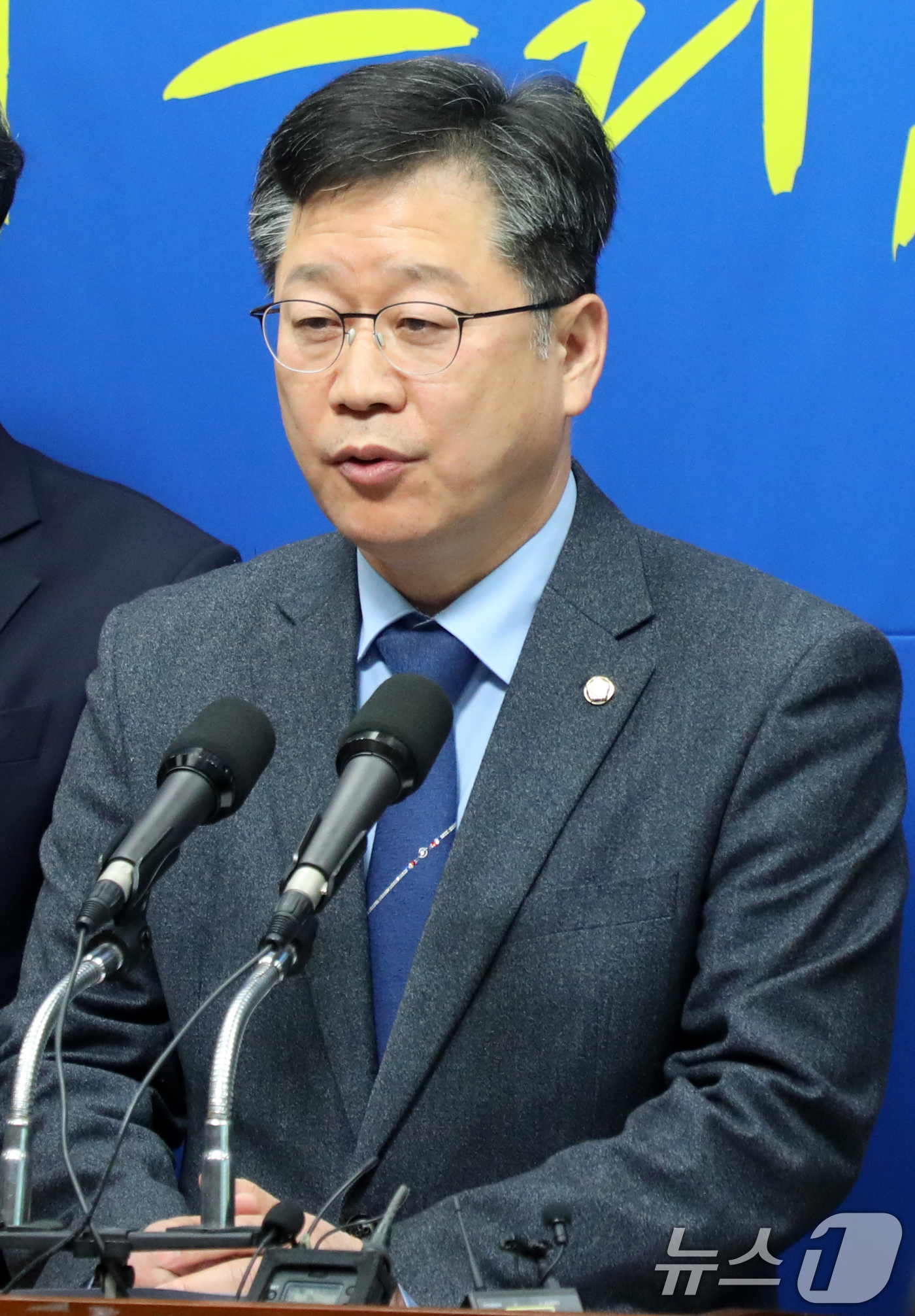 (전주=뉴스1) 유경석 기자 = 안호영 더불어민주당 국회의원이 7일 전북자치도 전주시 전북특별자치도의회에서 윤석열 전 대통령 파면 및 주요 현안 관련 합동 기자회견에서 질의에 답변 …