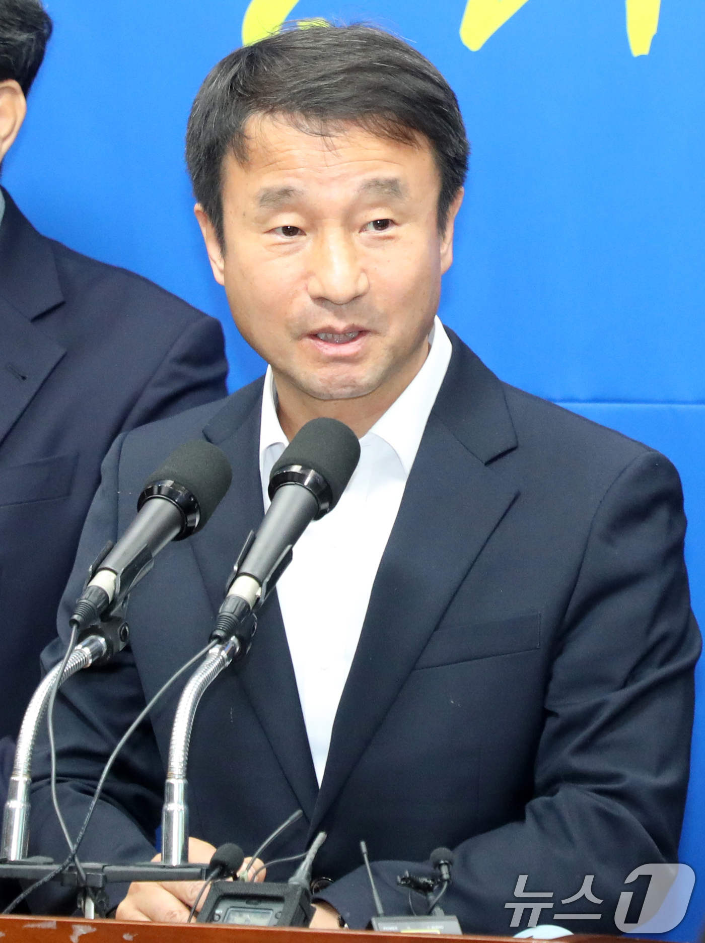 (전주=뉴스1) 유경석 기자 = 한병도 더불어민주당 국회의원이 7일 전북자치도 전주시 전북특별자치도의회에서 윤석열 전 대통령 파면 및 주요 현안 관련 합동 기자회견에서 질의에 답변 …