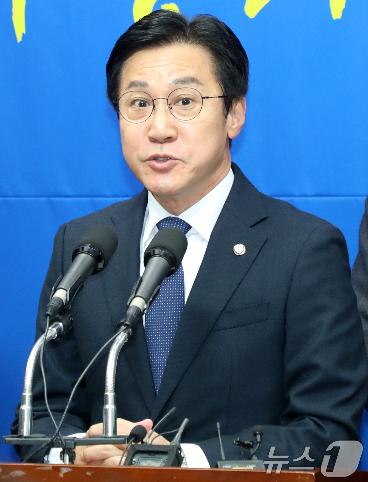 (전주=뉴스1) 유경석 기자 = 신영대 더불어민주당 국회의원이 7일 전북자치도 전주시 전북특별자치도의회에서 윤석열 전 대통령 파면 및 주요 현안 관련 합동 기자회견에서 질의에 답변 …