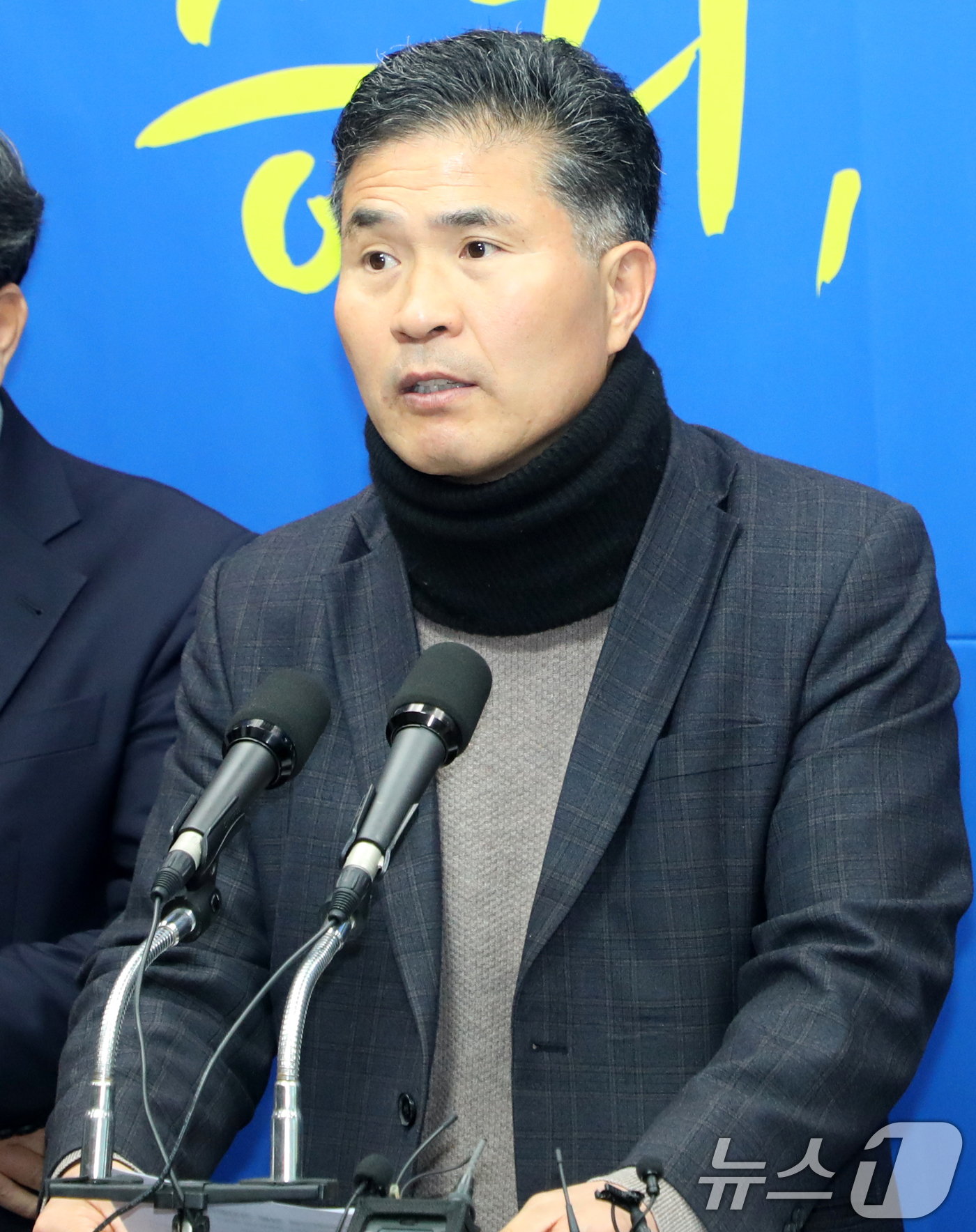 (전주=뉴스1) 유경석 기자 = 이원택 더불어민주당 국회의원이 7일 전북자치도 전주시 전북특별자치도의회에서 윤석열 전 대통령 파면 및 주요 현안 관련 합동 기자회견에서 질의에 답변 …