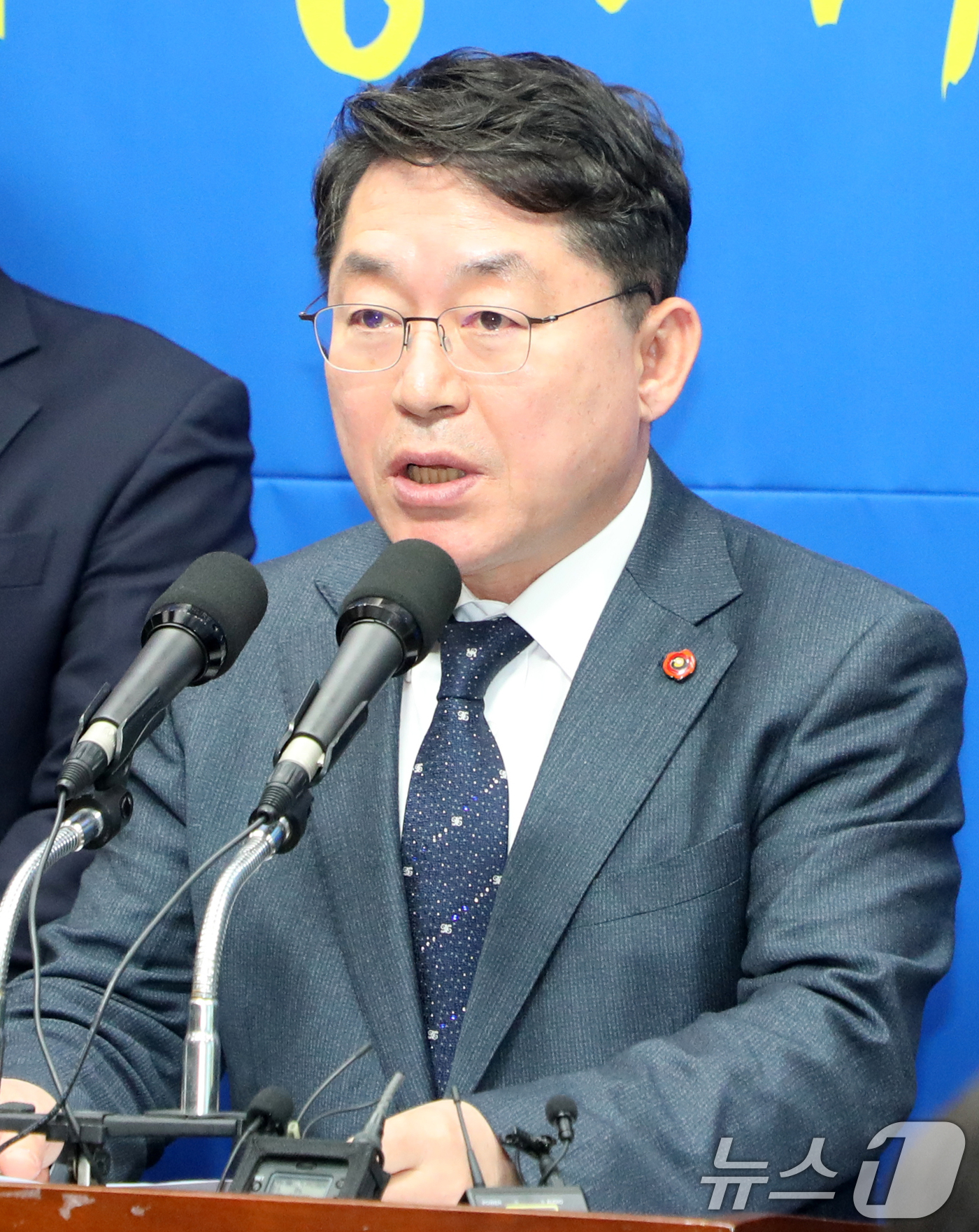 (전주=뉴스1) 유경석 기자 = 박희승 더불어민주당 국회의원이 7일 전북자치도 전주시 전북특별자치도의회에서 윤석열 전 대통령 파면 및 주요 현안 관련 합동 기자회견에서 질의에 답변 …