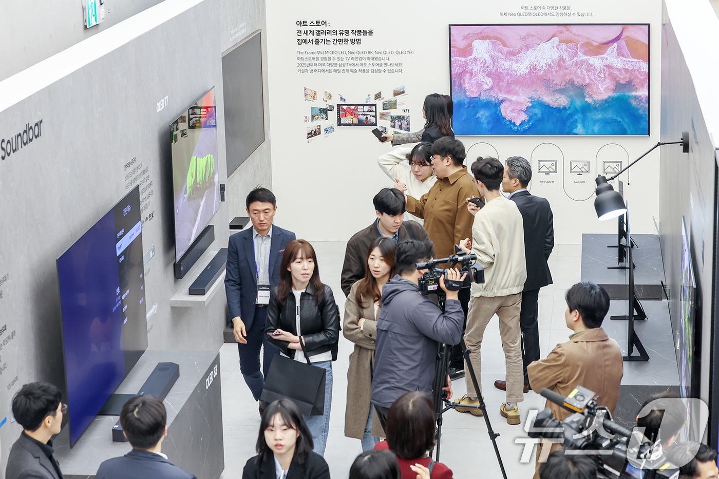 (서울=뉴스1) 민경석 기자 = 7일 오전 서울 서울 강남구 '삼성 강남' 플래그십 스토어에서 열린 '삼성전자 AI TV Unbox & Discover 2025 미디어데이'에서 취 …