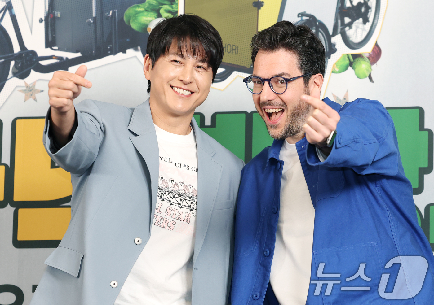 (서울=뉴스1) 권현진 기자 = 배우 류수영과 방송인 파브리(오른쪽)가 7일 서울 마포구 상암 스탠포드호텔에서 열린 JTBC 신규 예능 ‘길바닥 밥장사’ 제작발표회에 참석해 포즈를 …